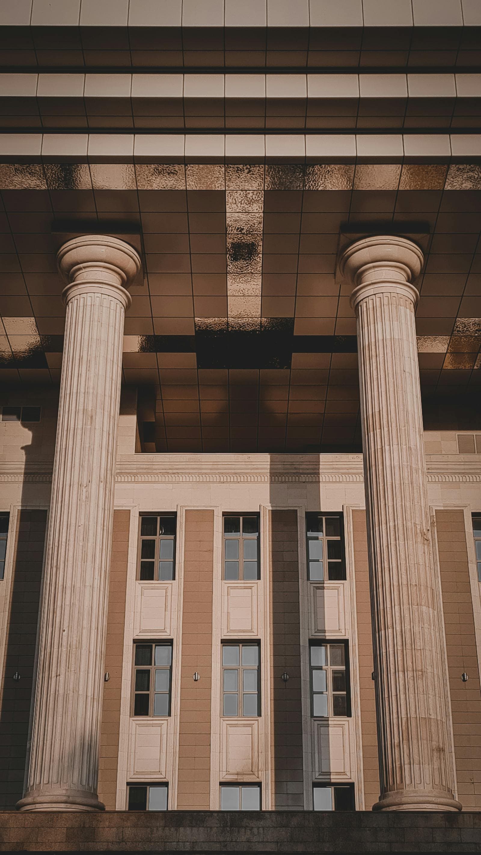 Courthouse columns representing Delaware business law